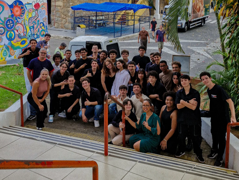 Alunos programando no laboratório