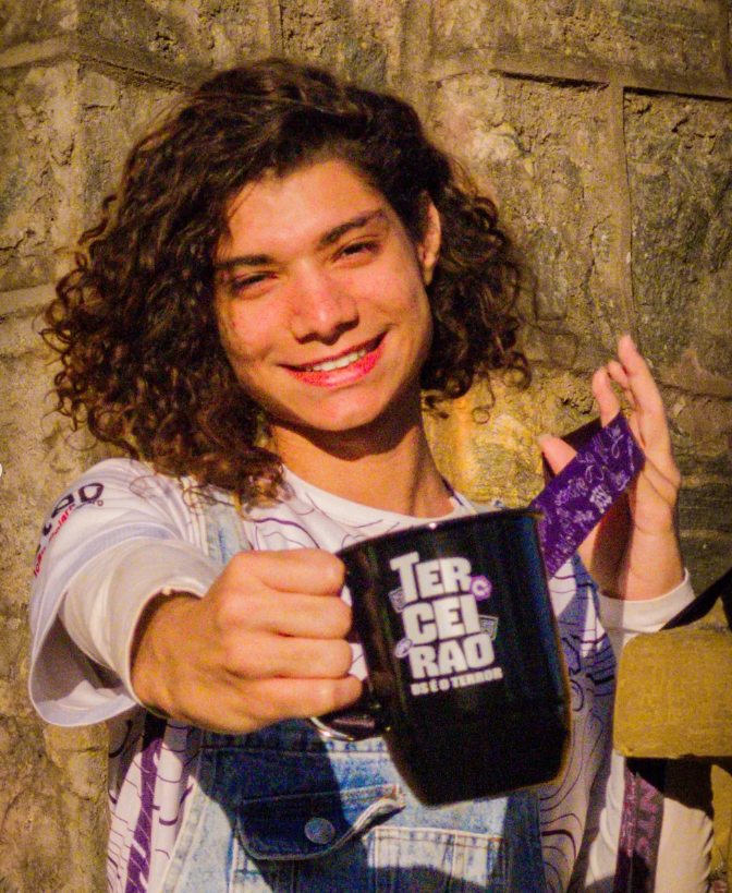 Aluna com caneca do terceiro DS 2025